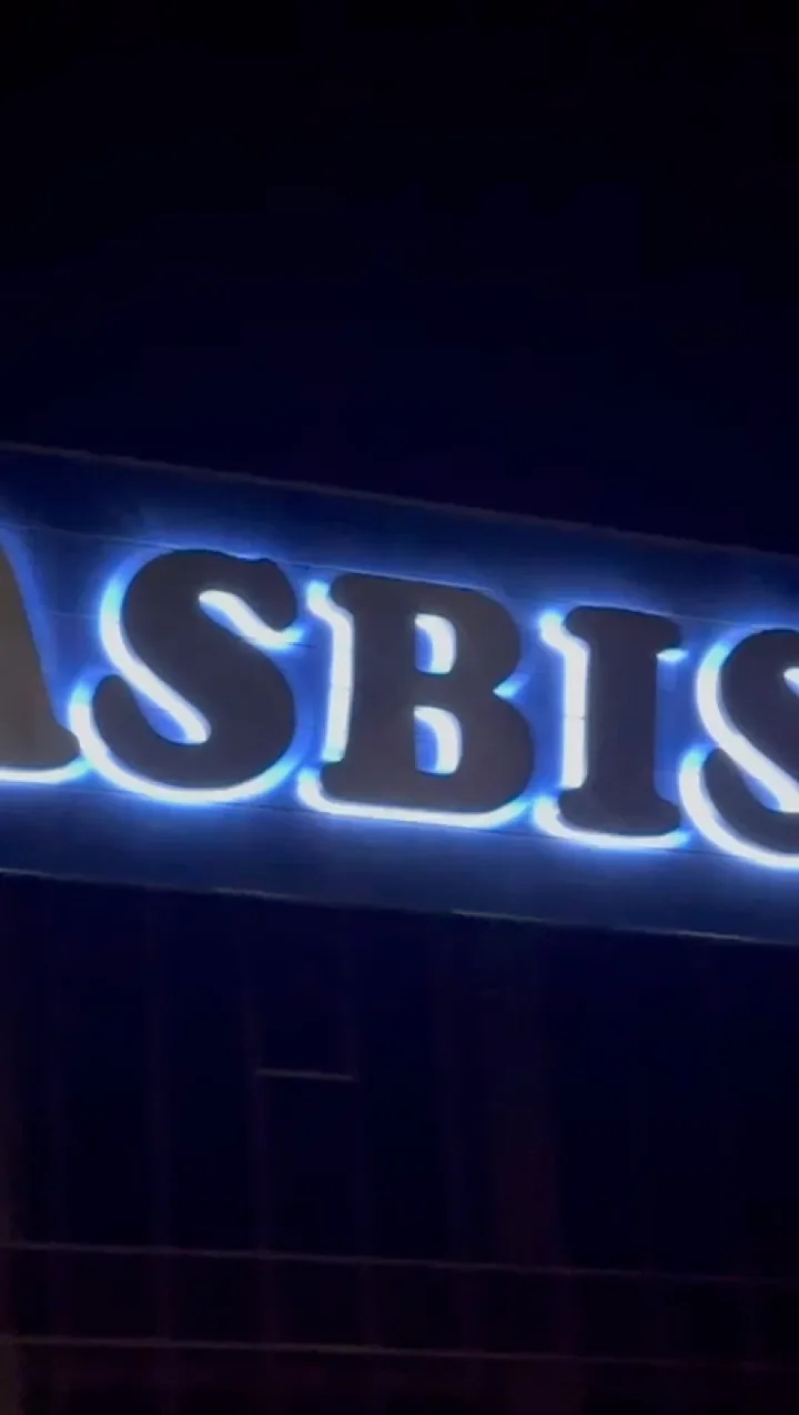 Объёмные буквы ASBIS с контражурной подсветкой, видео