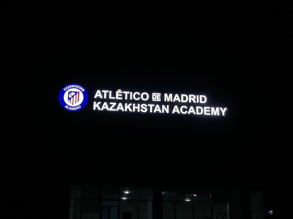 Световые буквы Atlético de Madrid Academy ночью