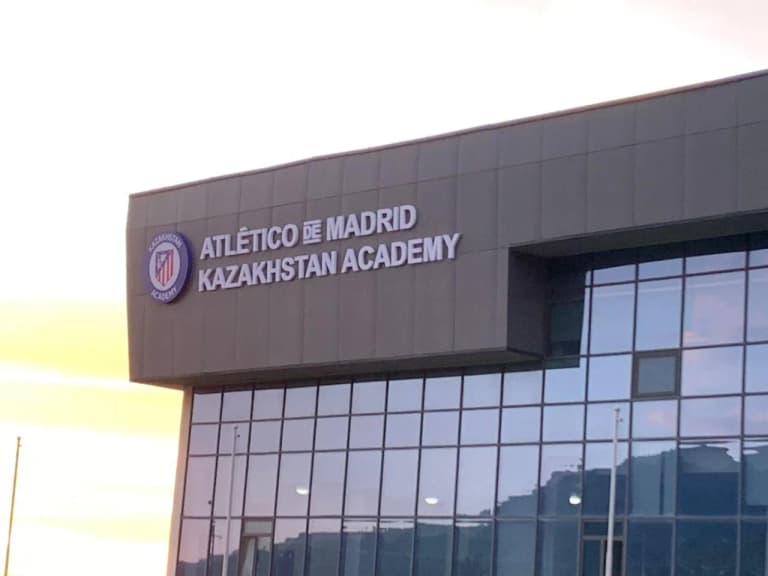 Фасадная вывеска Atlético de Madrid Kazakhstan Academy в Алматы